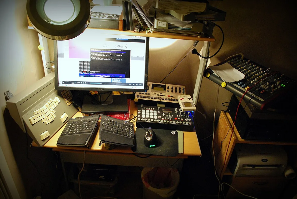 how to set up an ergonomic gaming laptop desk