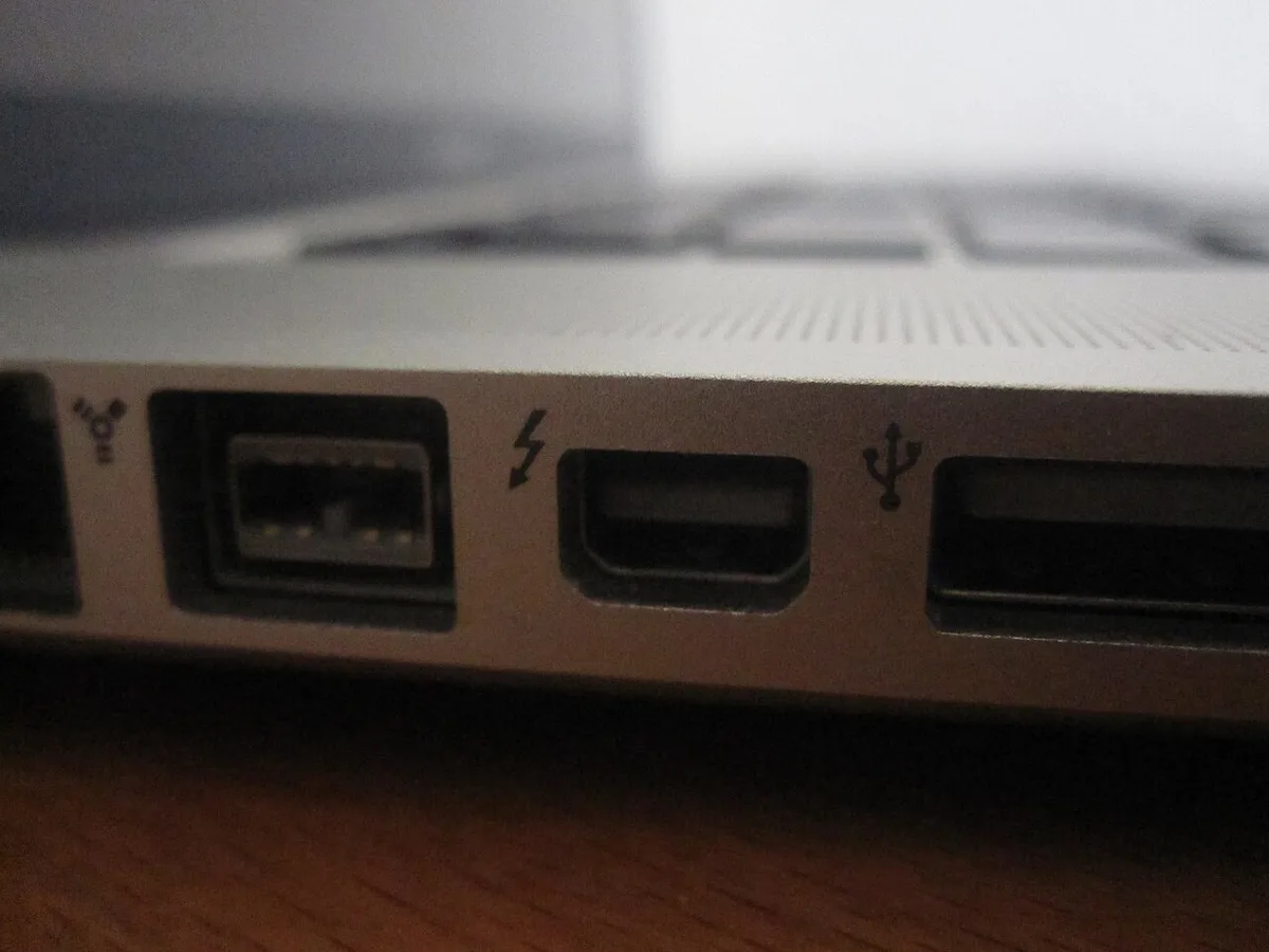 Thunderbolt 4 port